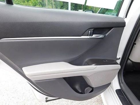 Used 2023 Toyota Camry SE image 8