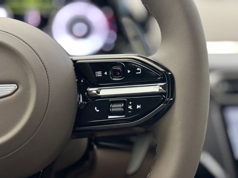 Used 2025 Aston Martin V8 Vantage Coupe image 21