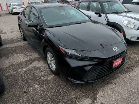 Used 2025 Toyota Camry LE image 3