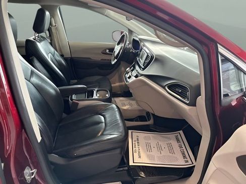 Used 2017 Chrysler Pacifica Touring-L image 22