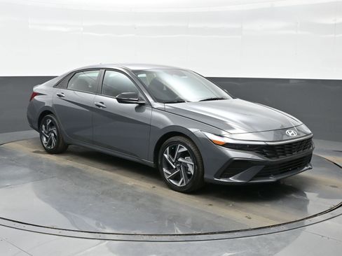 Certified 2025 Hyundai Elantra SEL image 8