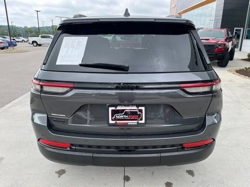 Used 2025 Jeep Grand Cherokee Altitude AWD/4WD image 19