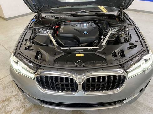 Used 2023 BMW 530e w/ Premium Package image 9