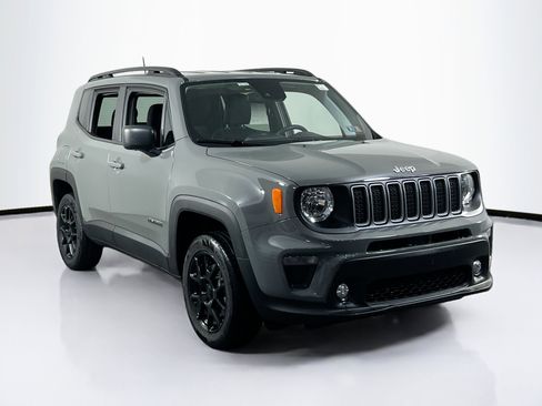 Used 2022 Jeep Renegade Latitude w/ Convenience Group AWD/4WD image 3