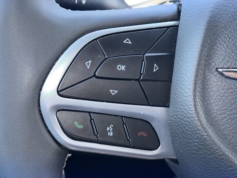 Used 2025 Chrysler Pacifica Select FWD image 13