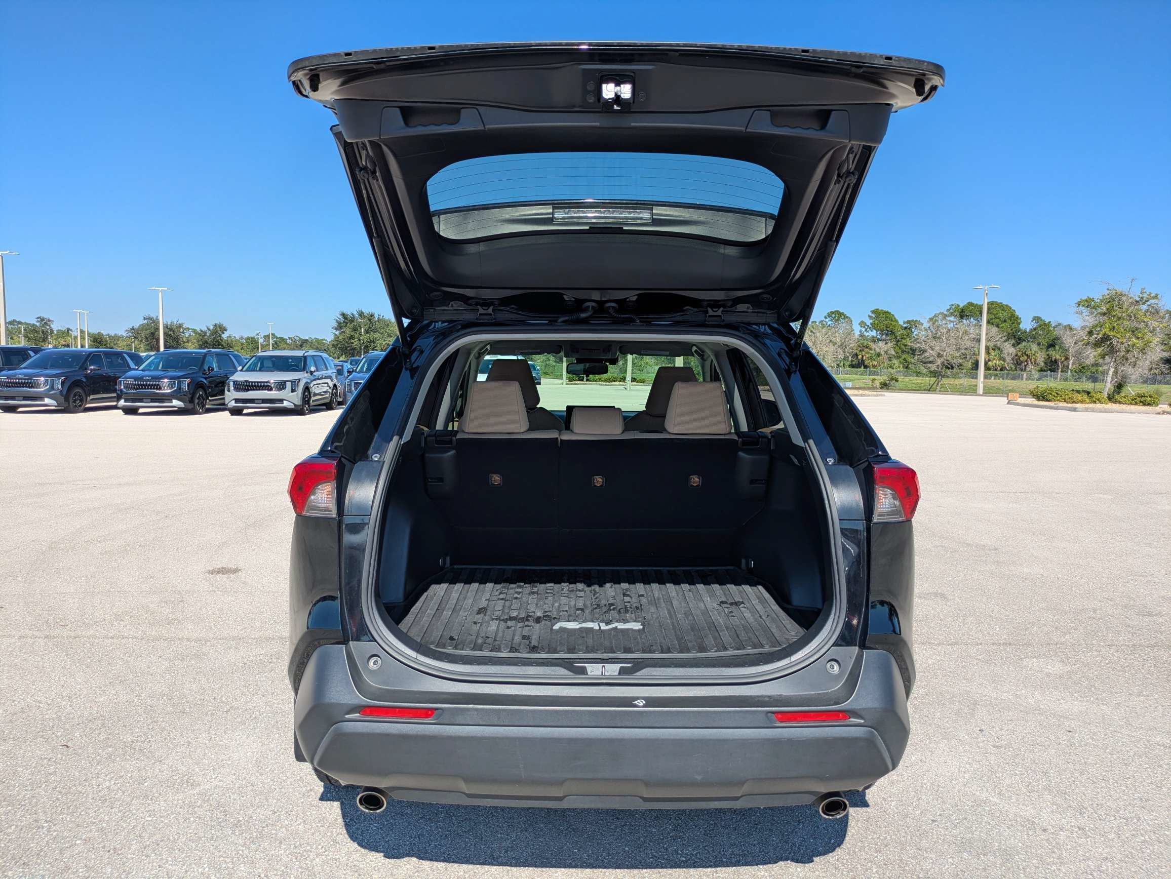Used 2019 Toyota RAV4 LE w/ Protection Package AWD/4WD image 28