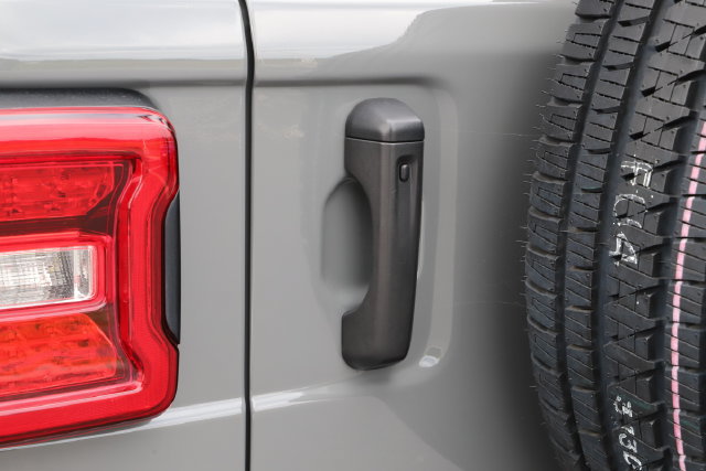 Used 2022 Jeep Wrangler Unlimited Sahara AWD/4WD image 7
