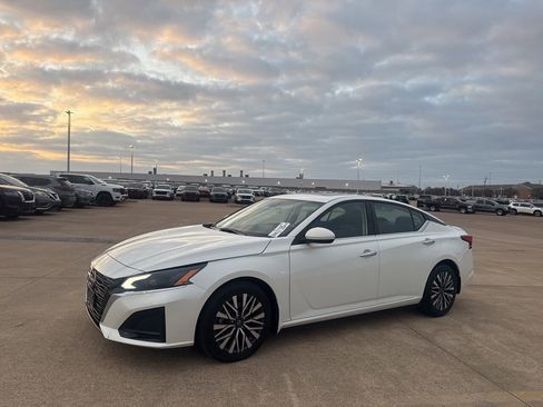 Used 2023 Nissan Altima 2.5 SV w/ SV Premium Package image 9