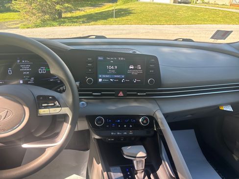 Certified 2025 Hyundai Elantra Hybrid FWD image 23