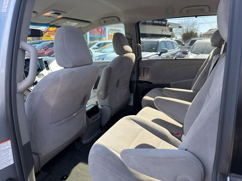 Used 2016 Toyota Sienna LE FWD image 17