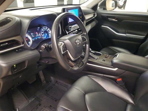 Certified 2023 Toyota Highlander XLE image 17