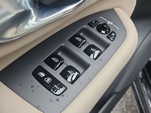 New 2026 Volvo XC90 T8 Plus w/ Protection Package Premier image 18