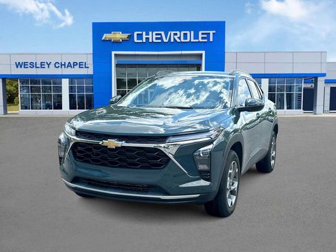 Certified 2025 Chevrolet Trax LT FWD image 1