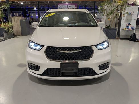 Used 2022 Chrysler Pacifica Touring-L FWD image 3