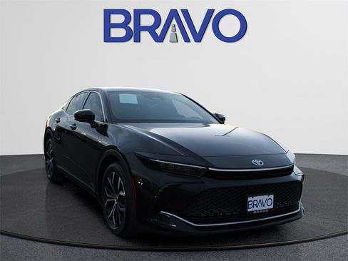 Used 2023 Toyota Crown Limited image 3