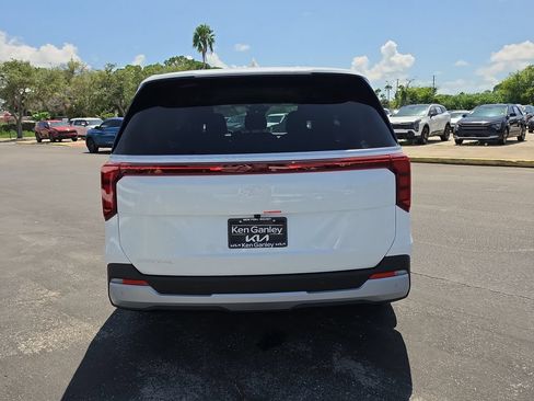 New 2027 Kia Carnival FWD image 7