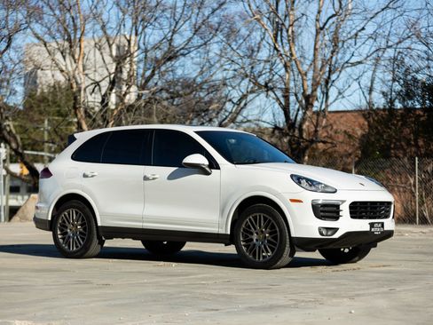Used 2017 Porsche Cayenne Platinum Edition image 4