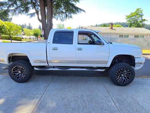 Used 2005 Chevrolet Silverado 2500 LS w/ Heavy-Duty Power Package AWD/4WD image 4
