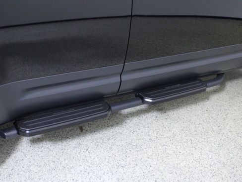 Used 2025 Land Rover Defender 110 S image 9