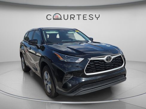 Certified 2023 Toyota Highlander L FWD image 3