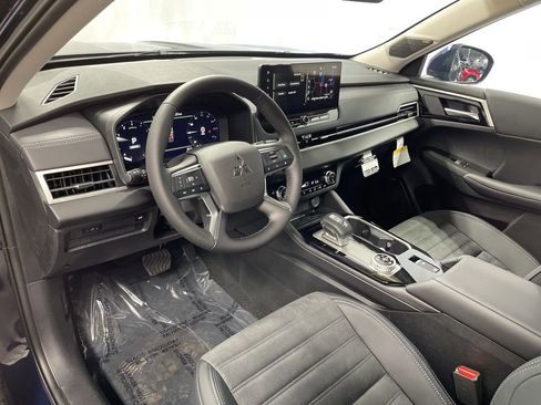 New 2025 Mitsubishi Outlander SE image 18