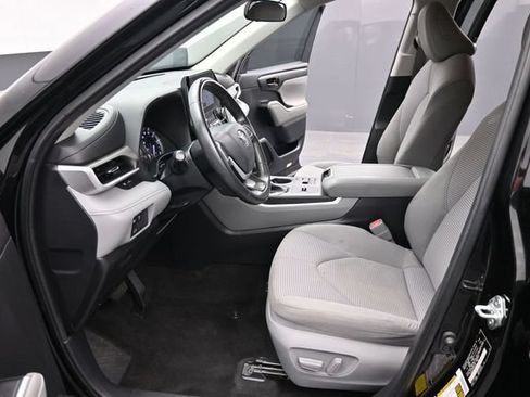 Used 2023 Toyota Highlander LE FWD image 27