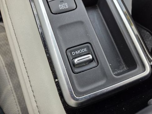 Used 2025 Nissan Pathfinder SL FWD image 31