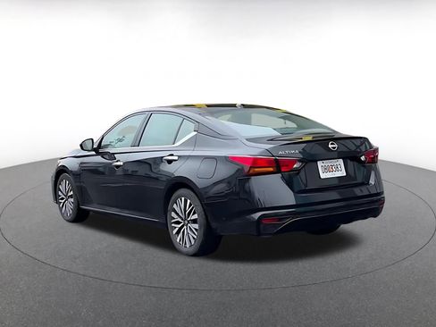 Used 2025 Nissan Altima 2.5 SV image 11