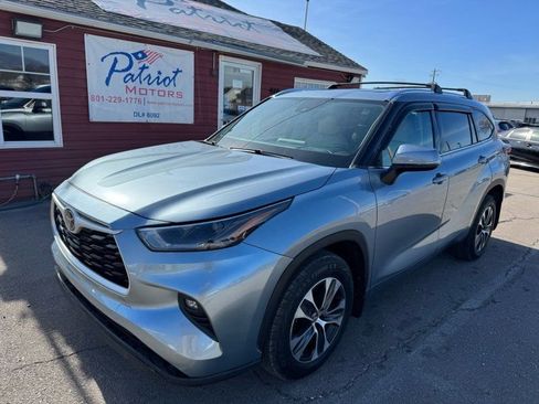Used 2021 Toyota Highlander XLE image 2
