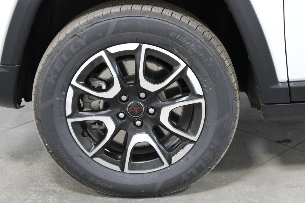 Used 2025 Jeep Compass Trailhawk AWD/4WD image 17