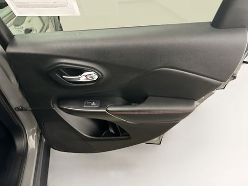 Used 2019 Jeep Cherokee Trailhawk w/ Comfort/Convenience Group AWD/4WD image 31