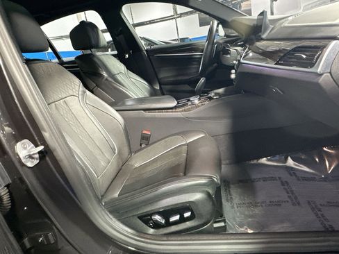 Used 2020 BMW M550i xDrive image 37
