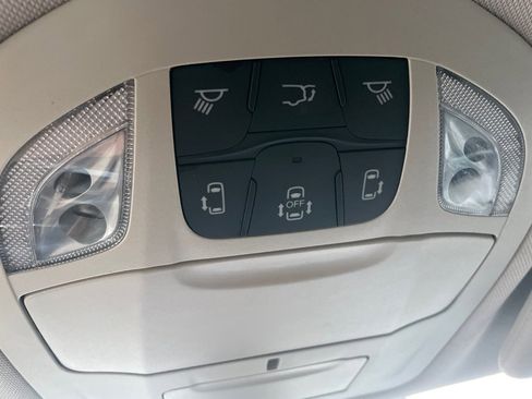 Used 2020 Chrysler Pacifica Touring-L image 32