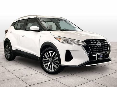 Used 2022 Nissan Kicks SV FWD image 2