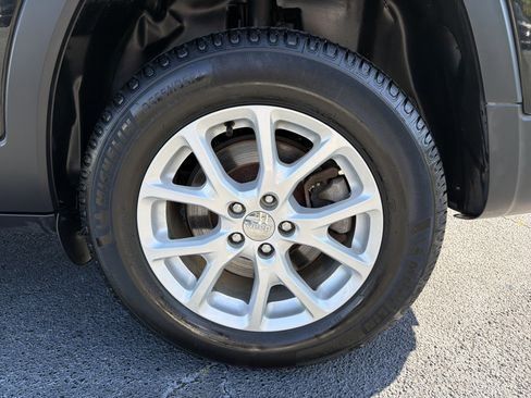 Used 2016 Jeep Cherokee Latitude w/ Cold Weather Group AWD/4WD image 17