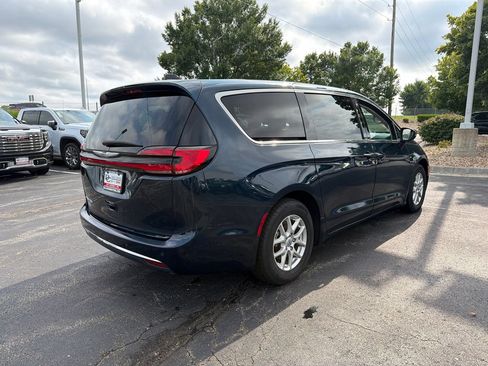 Used 2023 Chrysler Pacifica Touring-L FWD image 5