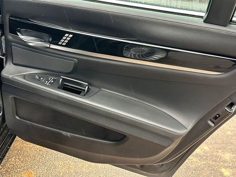 Used 2011 BMW 750i image 16