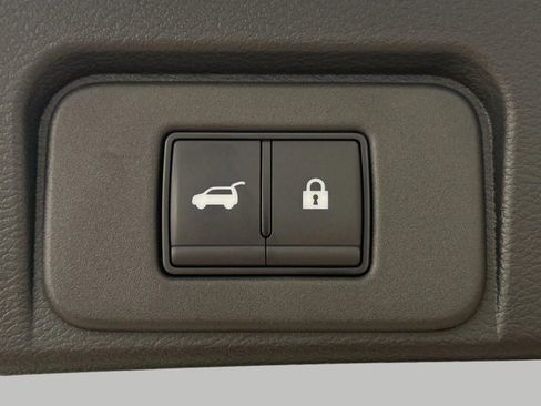 Used 2025 Nissan Rogue Platinum image 18