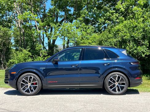 Certified 2025 Porsche Cayenne S AWD/4WD image 2