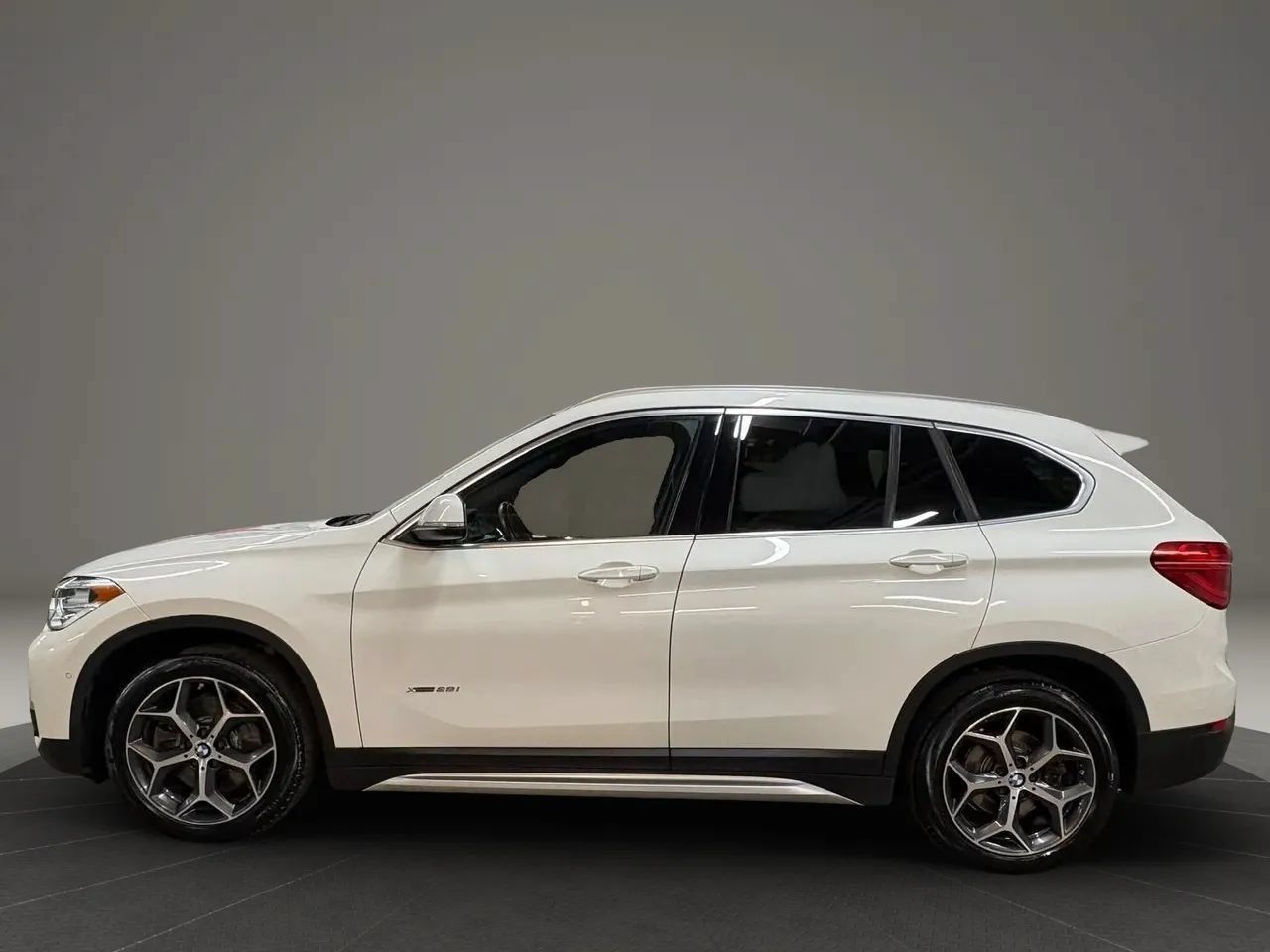 Used 2018 BMW X1 xDrive28i AWD/4WD image 5