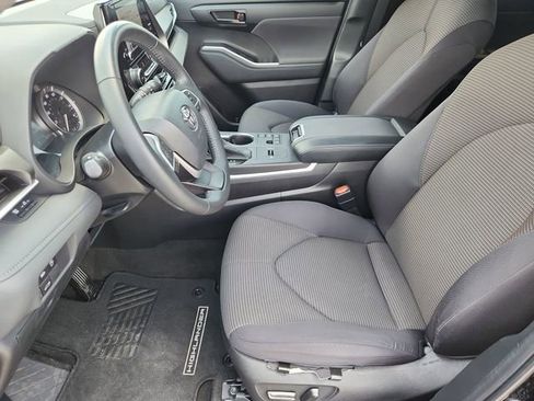 Used 2023 Toyota Highlander LE FWD image 18