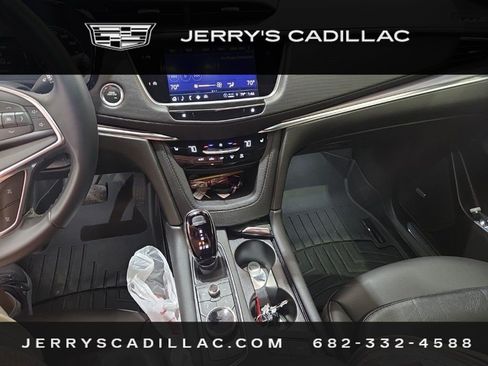 Certified 2024 Cadillac XT5 Luxury FWD image 12