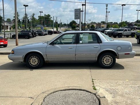 Used 1996 Oldsmobile Cutlass Ciera SL FWD image 9