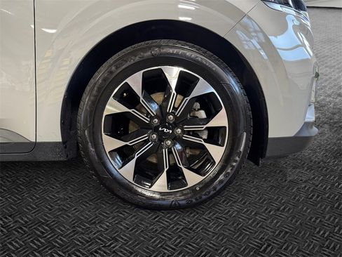 Certified 2024 Kia Carnival EX image 11