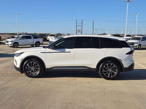 Used 2024 Lincoln Nautilus Premier image 6