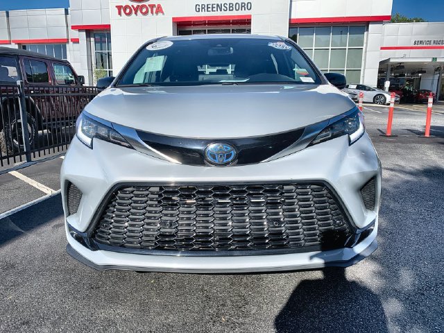 Certified 2024 Toyota Sienna XSE FWD image 3