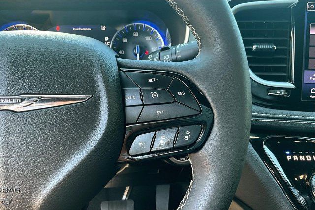 Used 2025 Chrysler Pacifica Limited FWD image 12