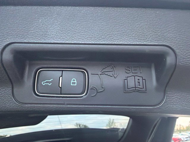 Used 2023 Ford Explorer XLT AWD/4WD image 12