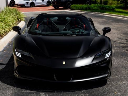 Used 2022 Ferrari SF90 Spider image 8
