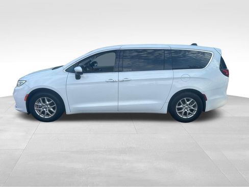 Used 2023 Chrysler Pacifica Touring-L FWD image 7
